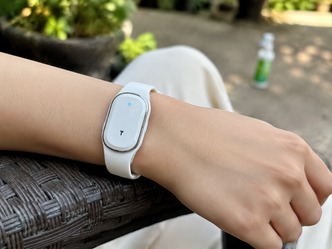 Ce que j’apprécie surtout, c’est de ne pas avoir à choisir entre rester dehors ou me couvrir de produit. Le format bracelet est vraiment pratique.